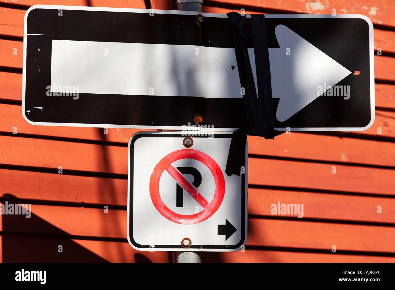 No parking sign à St John's, Terre-Neuve et Labrador, Canada. Le signe jette une ombre sur l'immeuble. Banque D'Images