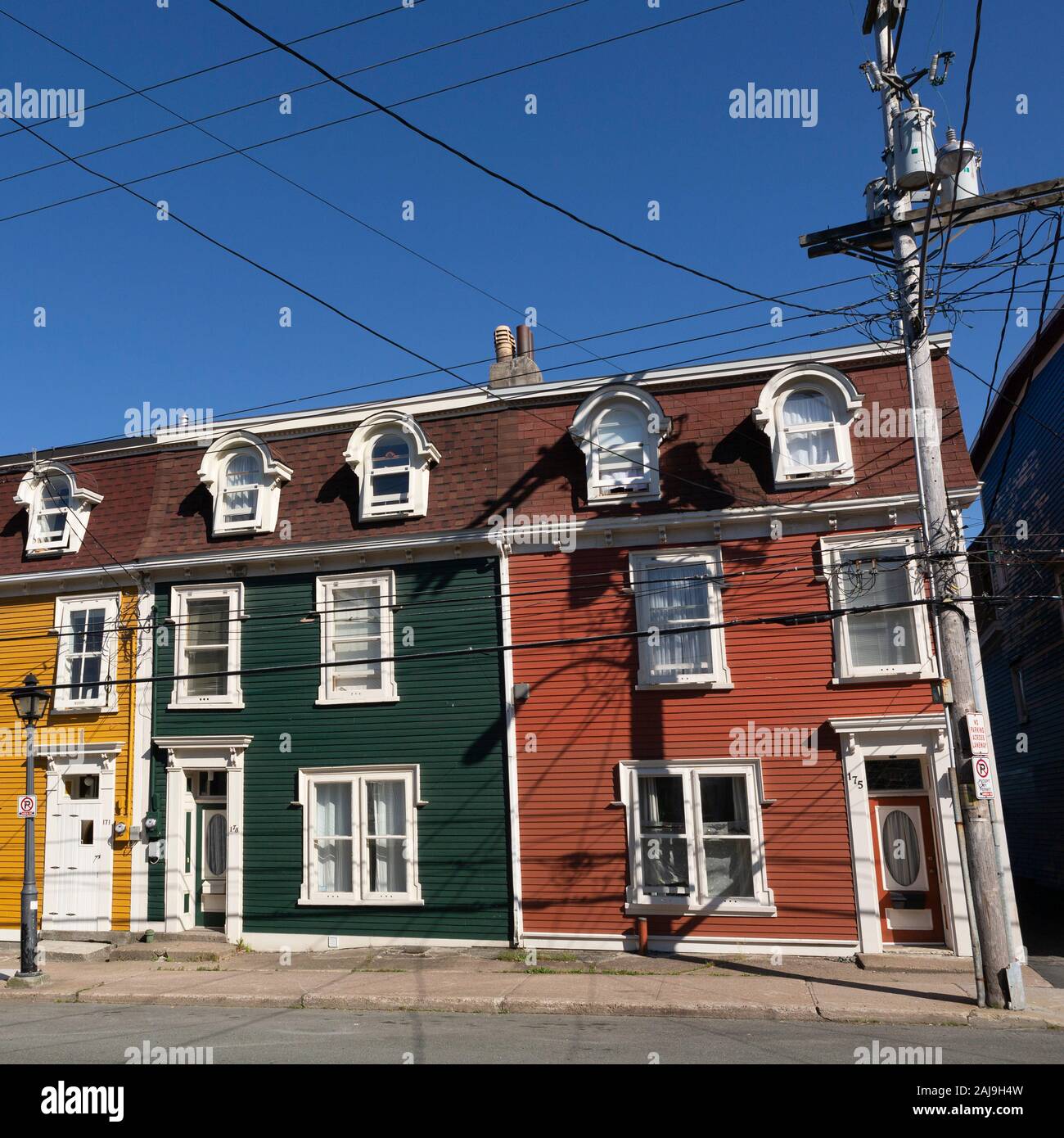 Maisons colorées à St John's, Terre-Neuve et Labrador, Canada. Les câbles sont suspendues au-dessus des maisons. Banque D'Images