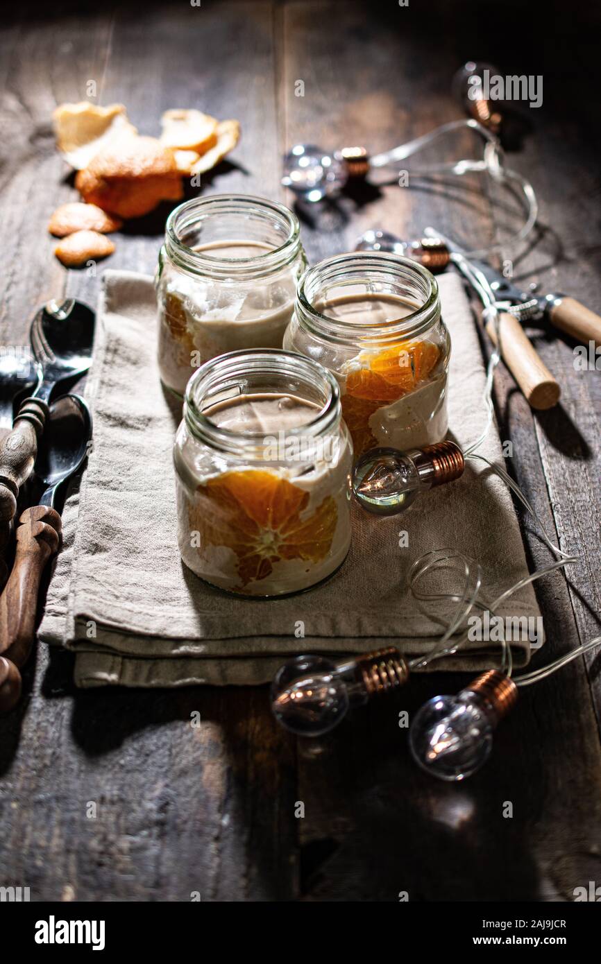 Dans les pots de yaourt au chocolat.Petit-déjeuner sain avec des fruits.Faible teneur en matières grasses des aliments et boissons.style Vintage Banque D'Images