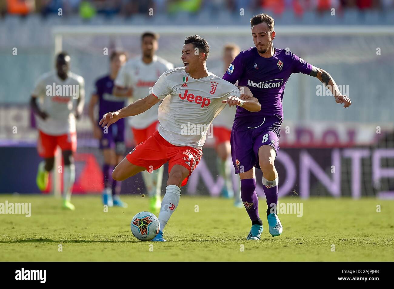 Florence, Italie. 14 Septembre, 2019 : Cristiano Ronaldo de la Juventus FC  est en concurrence pour le bal avec Gaetano Castrovilli d'ACF Fiorentina au  cours de la série d'un match de football