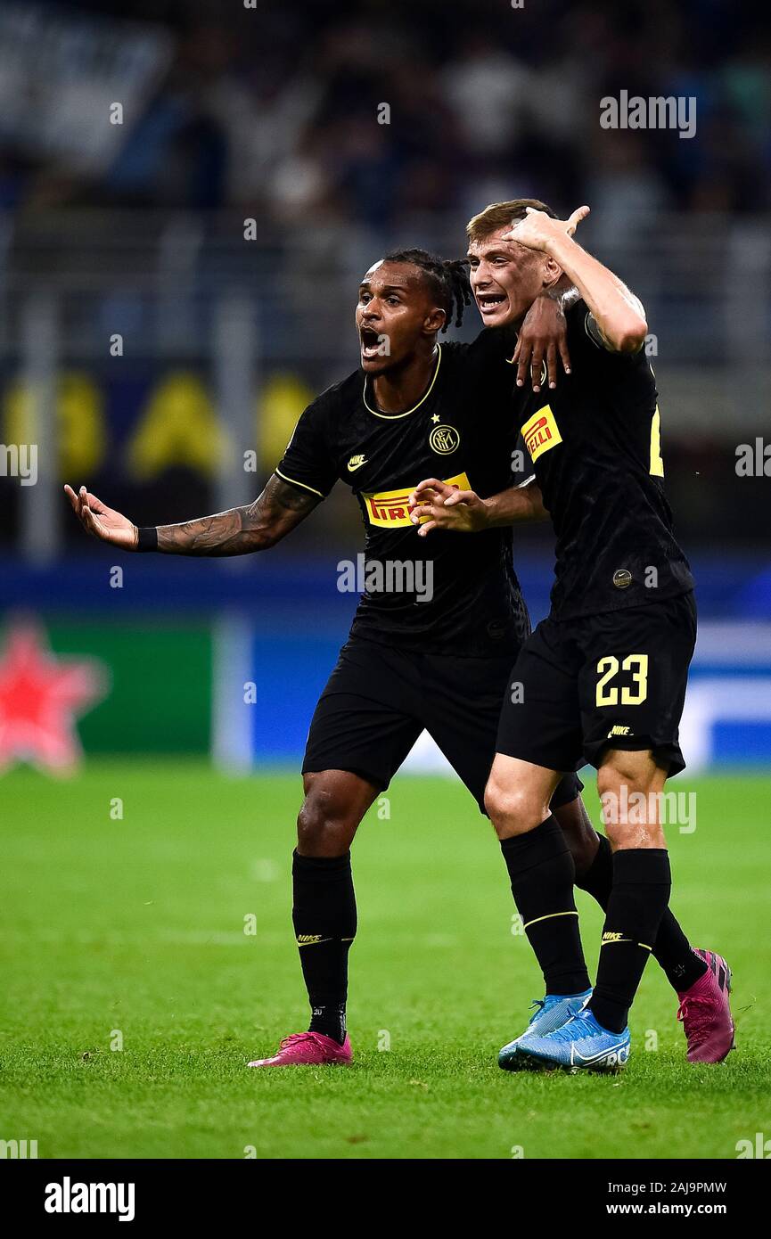 Milan, Italie. 17 Septembre, 2019 : Nicolo Barella (R) de l'Internazionale FC célèbre avec Valentino Lazaro de Internazionale FC après avoir marqué un but lors de la Ligue des Champions, match de football entre le FC Internazionale et SK Slavia Praha. Le match s'est terminé dans un match nul 1 à 1. Credit : Nicolò Campo/Alamy Live News Banque D'Images