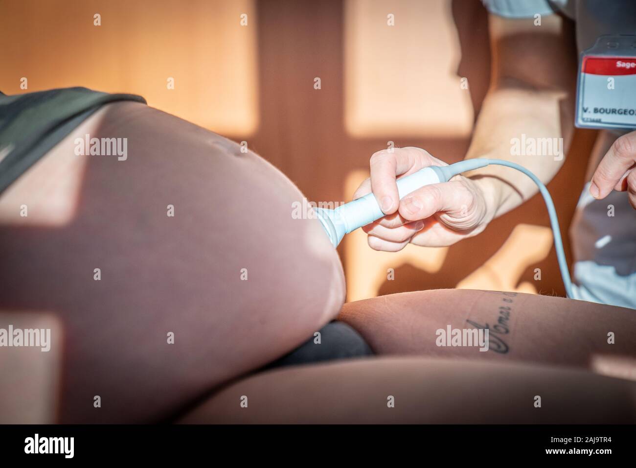 Consultation d'une femme de 26 ans en fin de grossesse pour détendre le périnée (maturation) et aider à l'enfantement laborieux. Banque D'Images