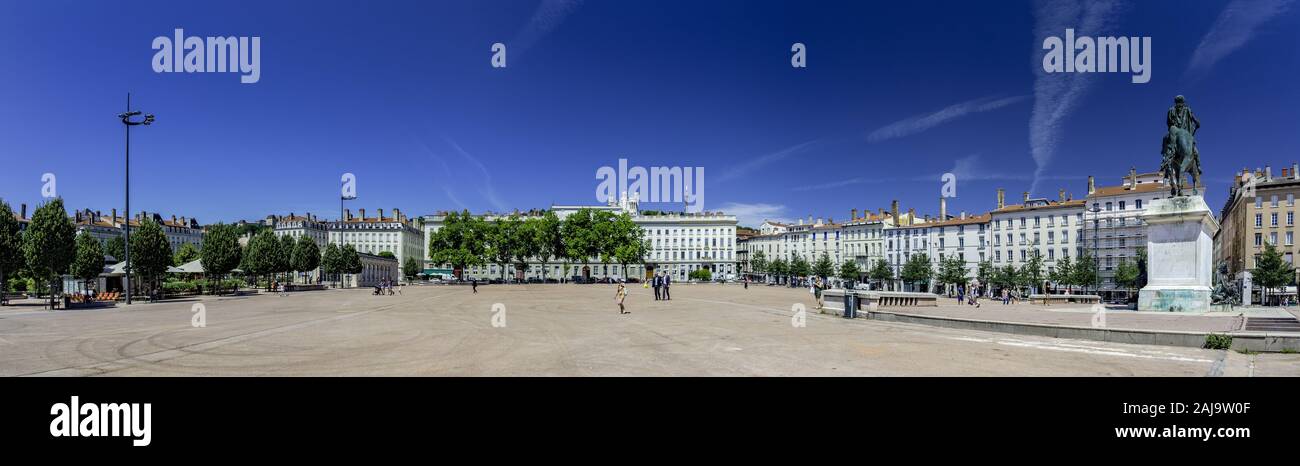 Lyon, France - 18 juillet 2018 : la place Bellecour à Lyon avec Statue de Louis XIV et la Basilique de Notre-Dame de Fourvière. C'est la place centrale Banque D'Images