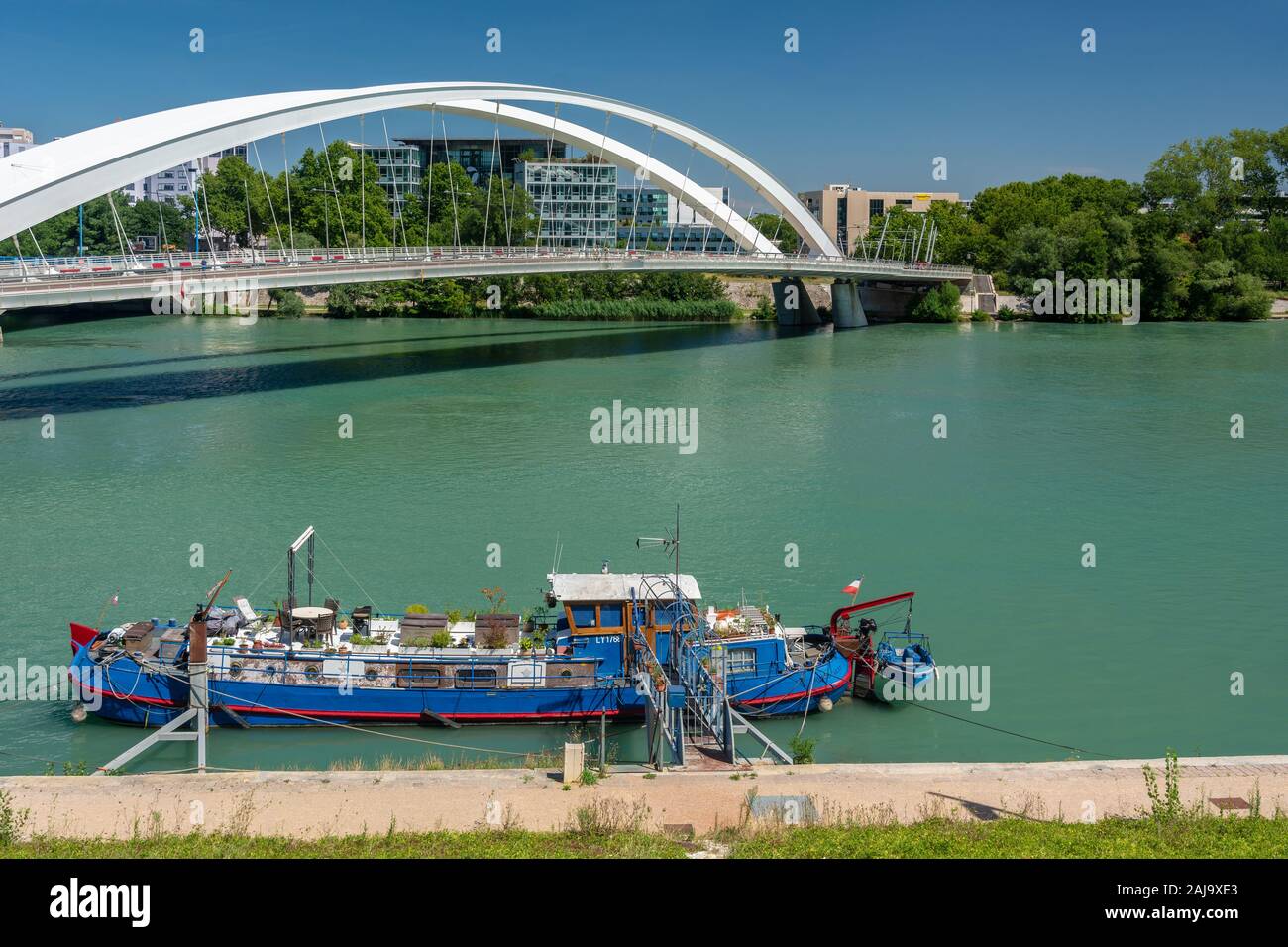 Lyon, France - 18 juillet 2018 : sur les bords de Toursits le Rhône à Lyon avec Raymond Barre pont. Banque D'Images