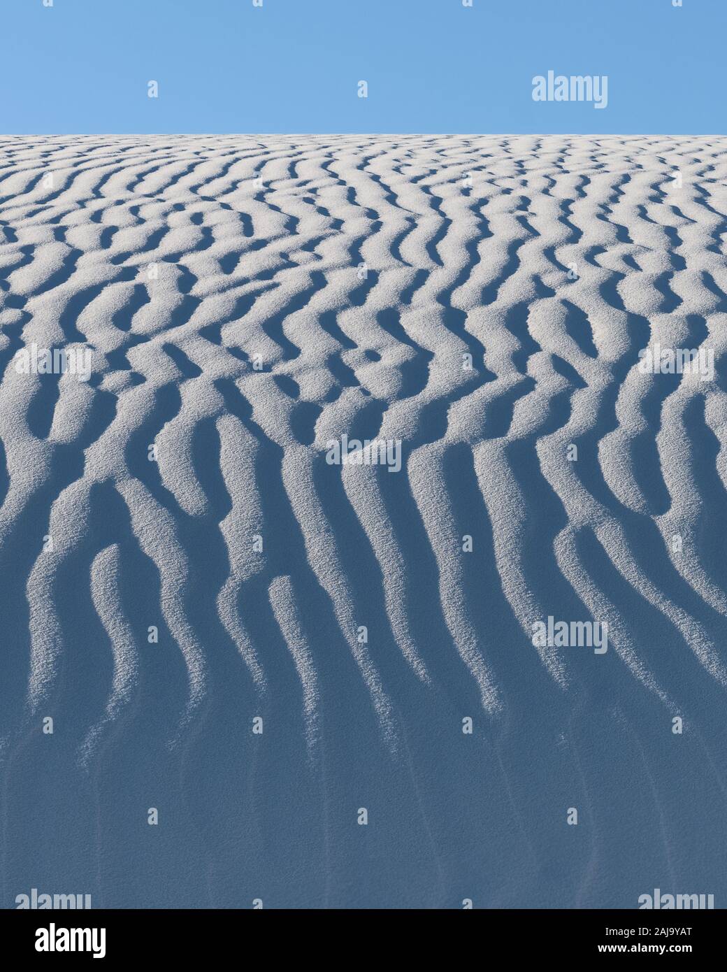 Ondulations dans le sable blanc contre le ciel clair au White Sands National Park au Nouveau Mexique Banque D'Images