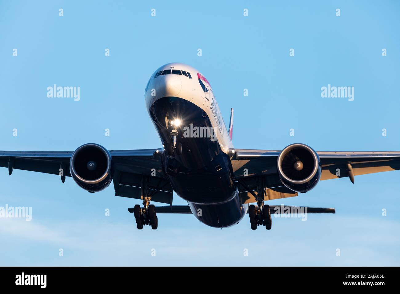 British Airways Boeing 777 débarquant le 29 décembre 2019 à l'aéroport de Londres Heathrow, Middlesex, Royaume-Uni Banque D'Images