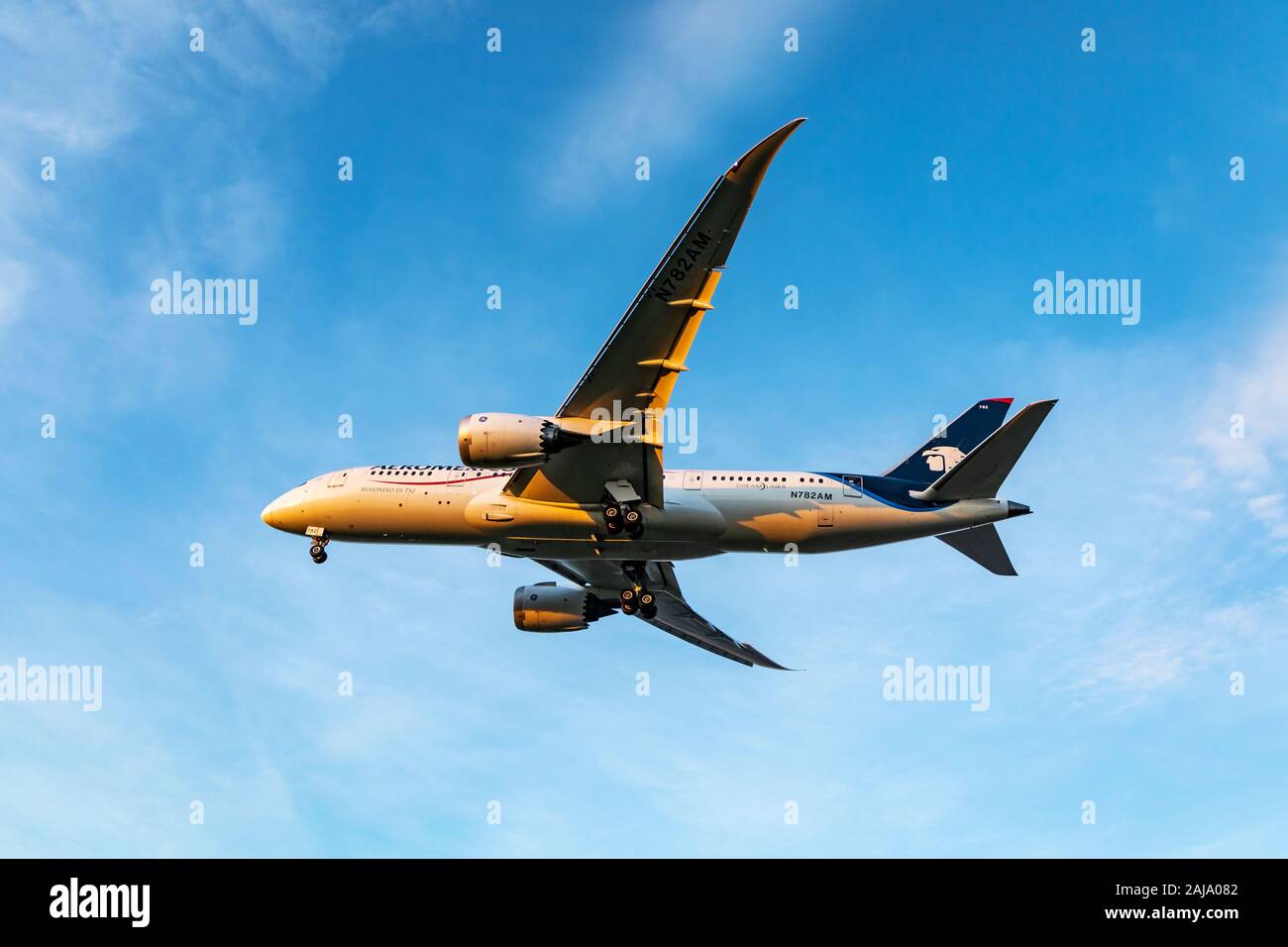 Aeromexico Boeing 787 Dreamliner immatriculé N782H L'atterrissage au coucher du soleil le 29 décembre 2019 à l'aéroport d'Heathrow, Middlesex, Royaume-Uni Banque D'Images
