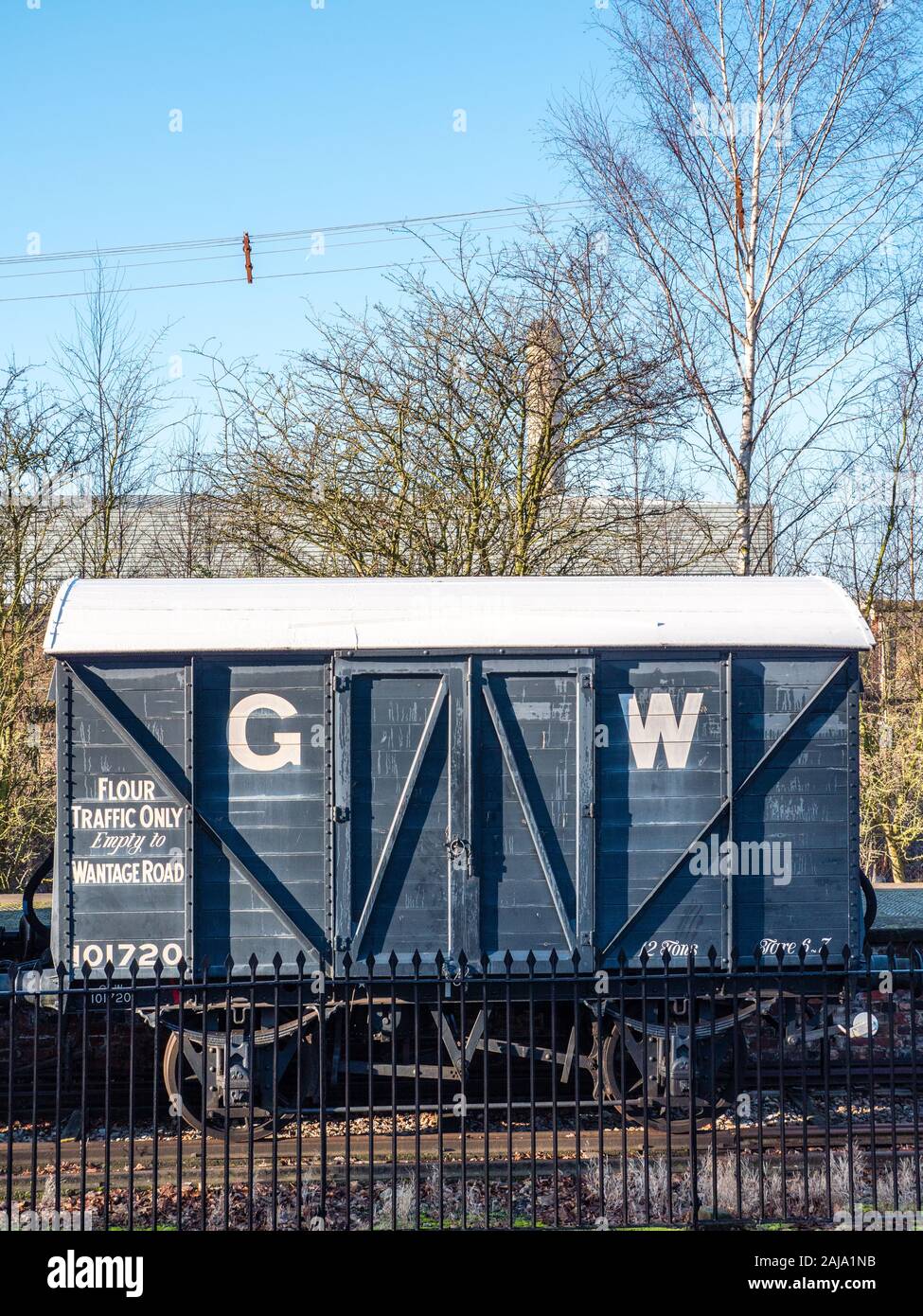Wagons de chemin de fer fermée, GW, matériel roulant ferroviaire GWR, Didcot Railway Centre, Oxfordshire, England, UK, FR. Banque D'Images