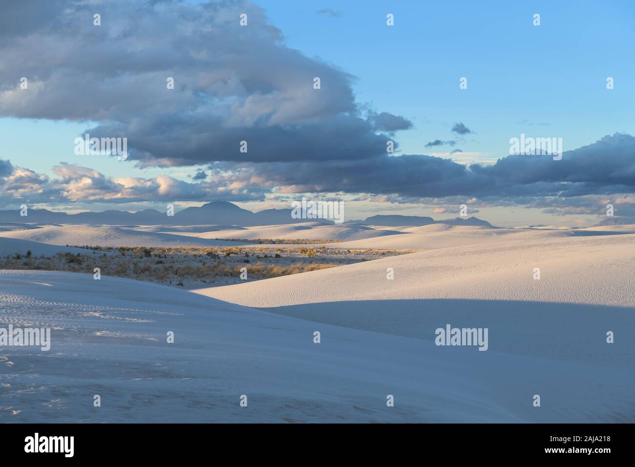 Nuages lenticulaires sur des dunes et des montagnes de San Andreas au White Sands National Monument à partir de l'arrière-pays Sentier près de Alamogordo, Nouveau Mexique Banque D'Images