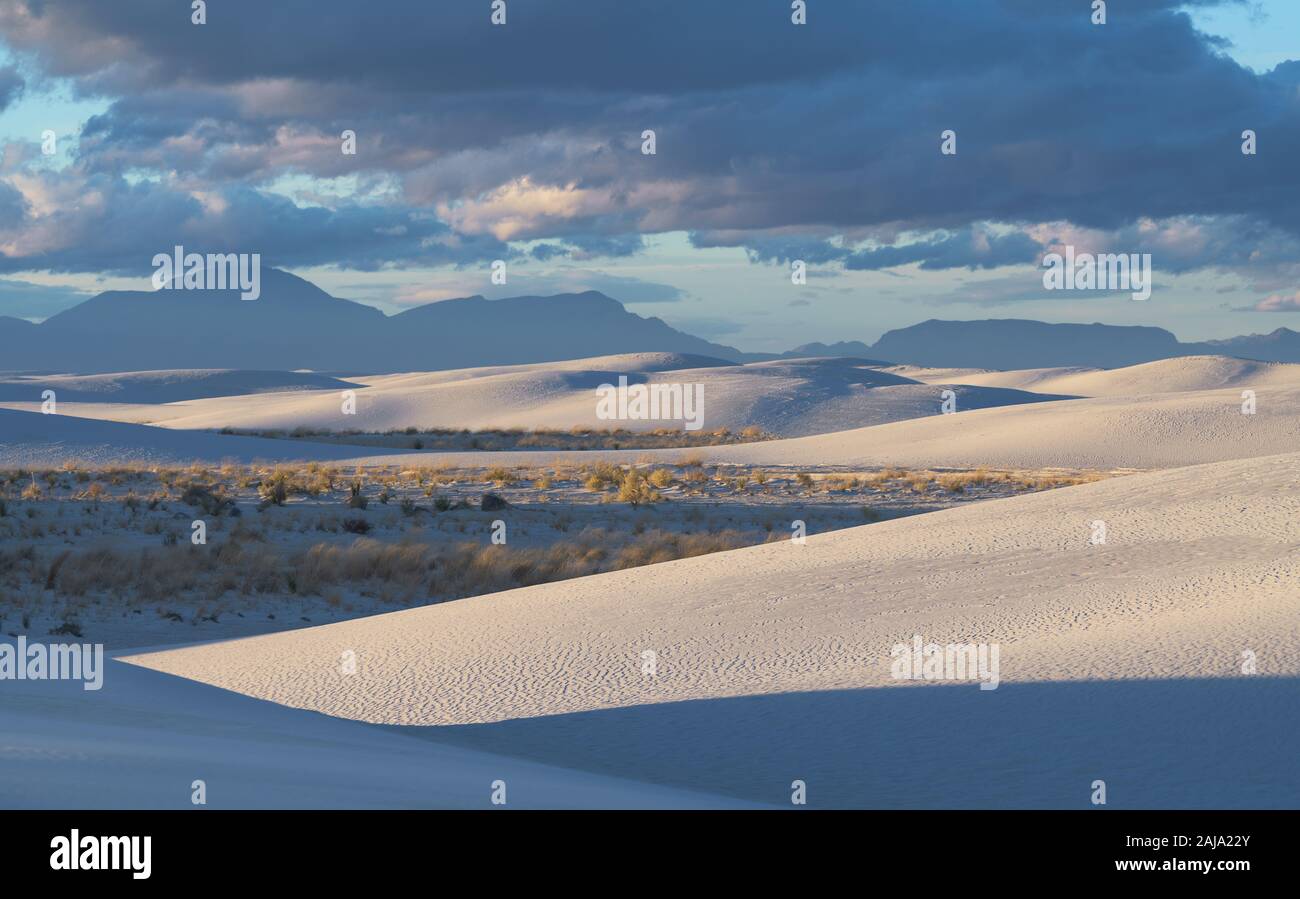 Les dunes et les montagnes de San Andreas au White Sands National Monument à partir de l'arrière-pays Sentier près de Alamogordo, Nouveau Mexique Banque D'Images