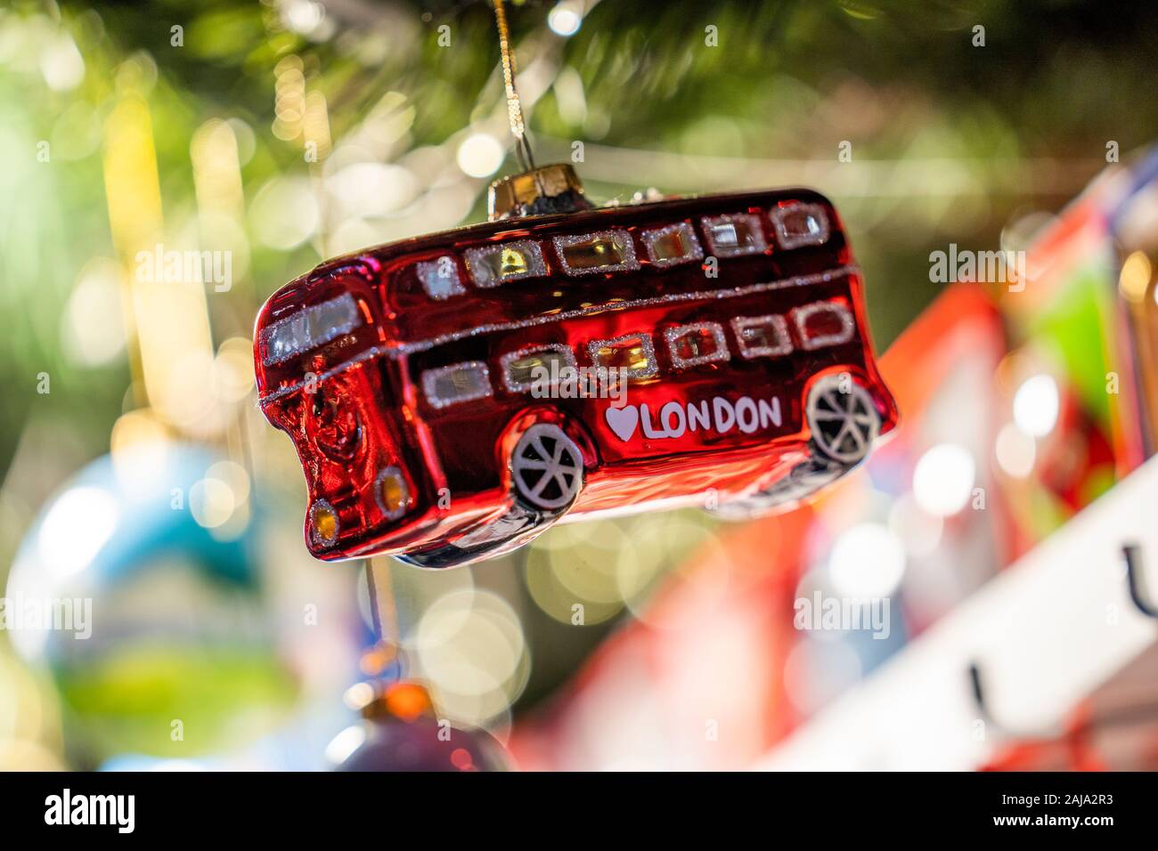 Détail des décorations de Noël sur l'arbre. Banque D'Images