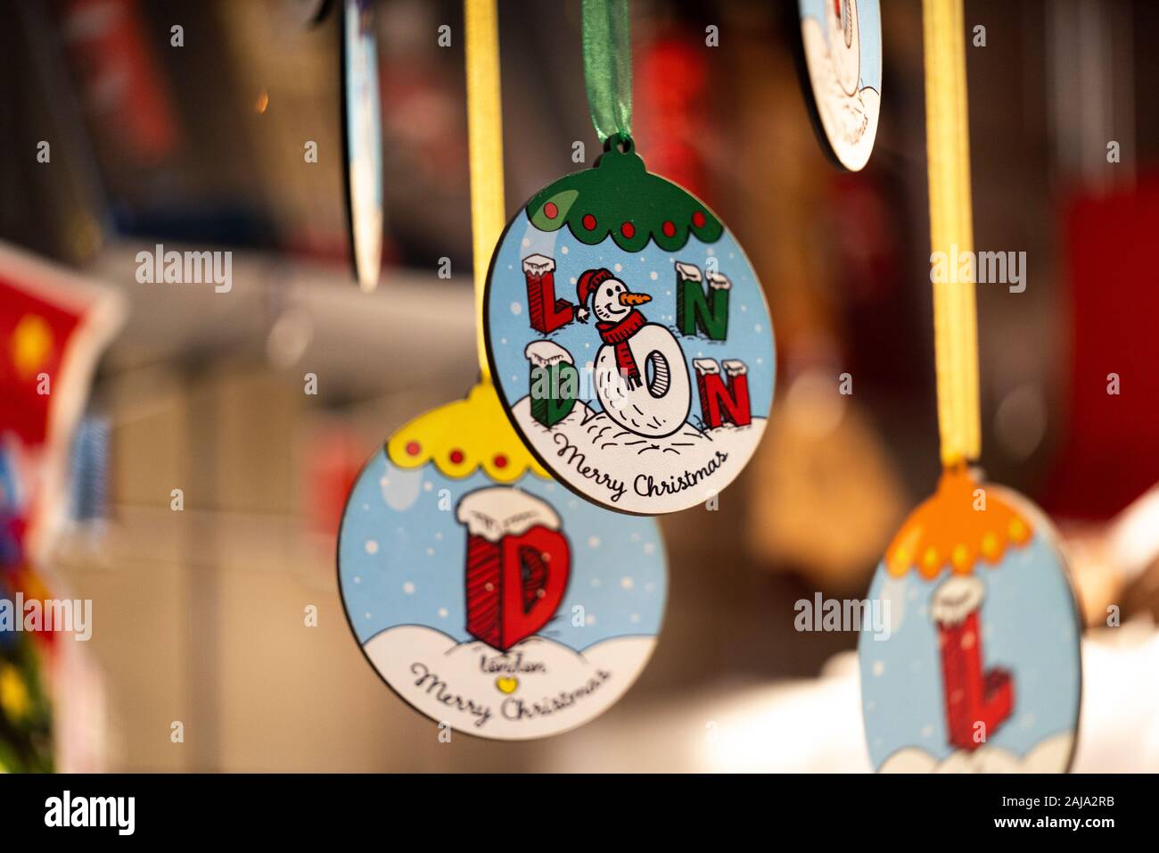 Détail des décorations de Noël sur l'arbre. Banque D'Images