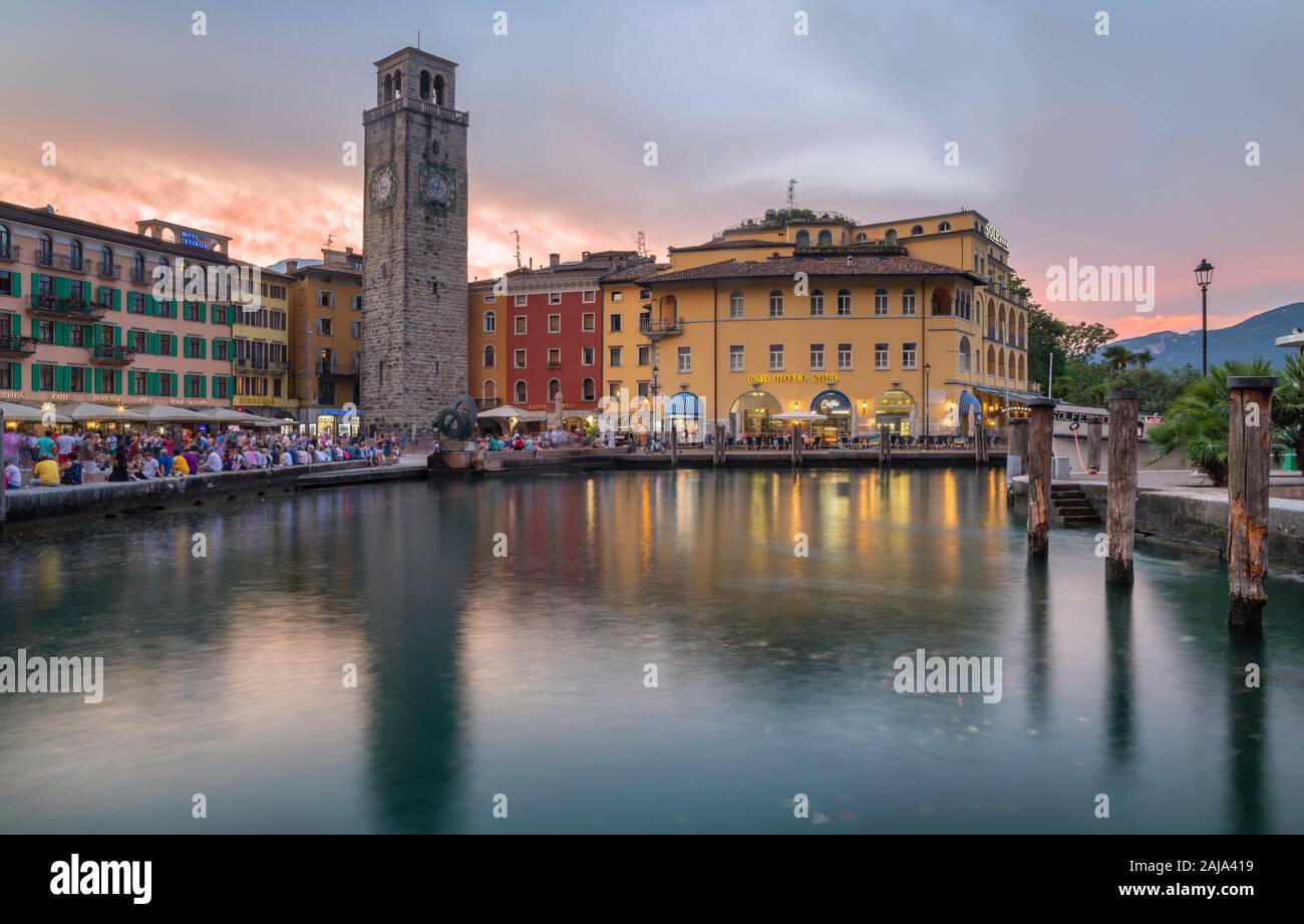 RIVA DEL GARDA, ITALIE - juin 6, 2019 : La ville de sud, avec les Alpes en arrière-plan. Banque D'Images