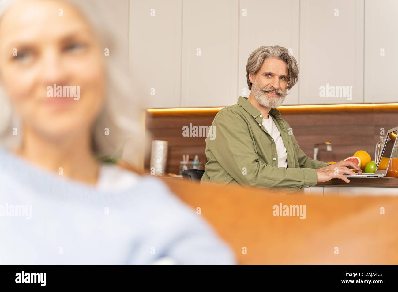Indépendant, assis à la table de cuisine Banque D'Images