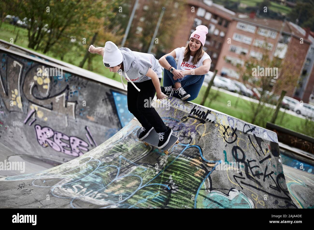 Young woman riding skateboard Banque D'Images