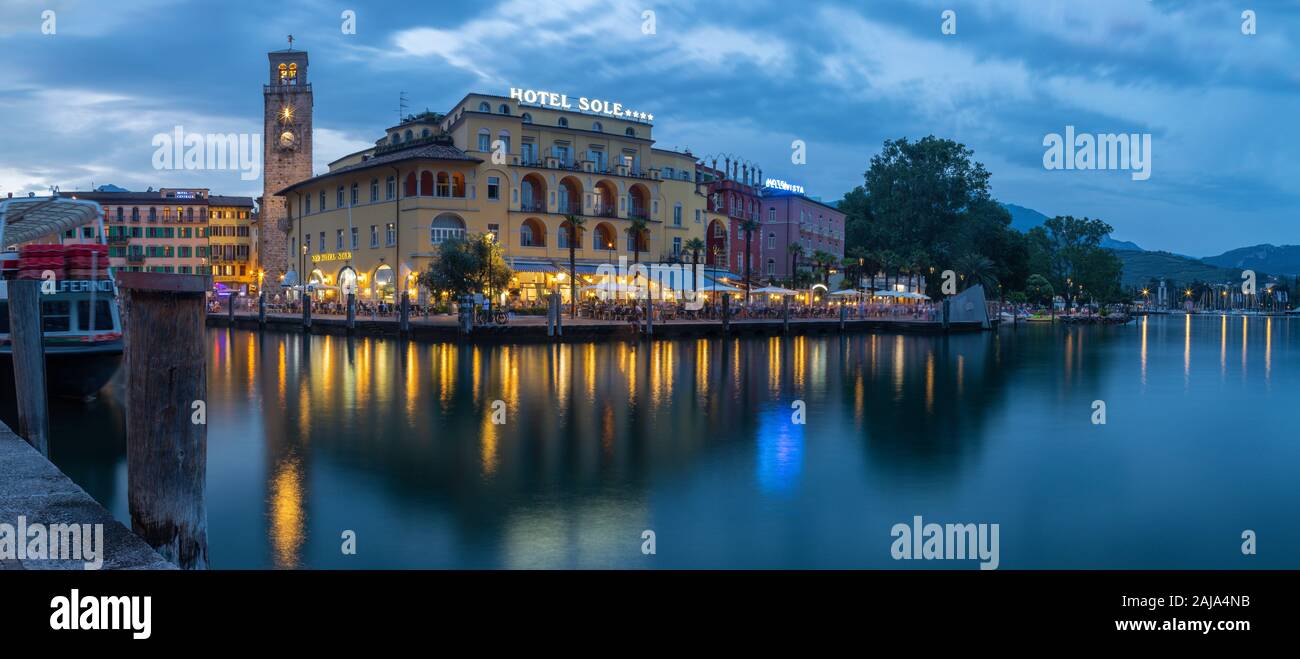 RIVA DEL GARDA, ITALIE - juin 6, 2019 : La ville de sud, avec les Alpes en arrière-plan. Banque D'Images