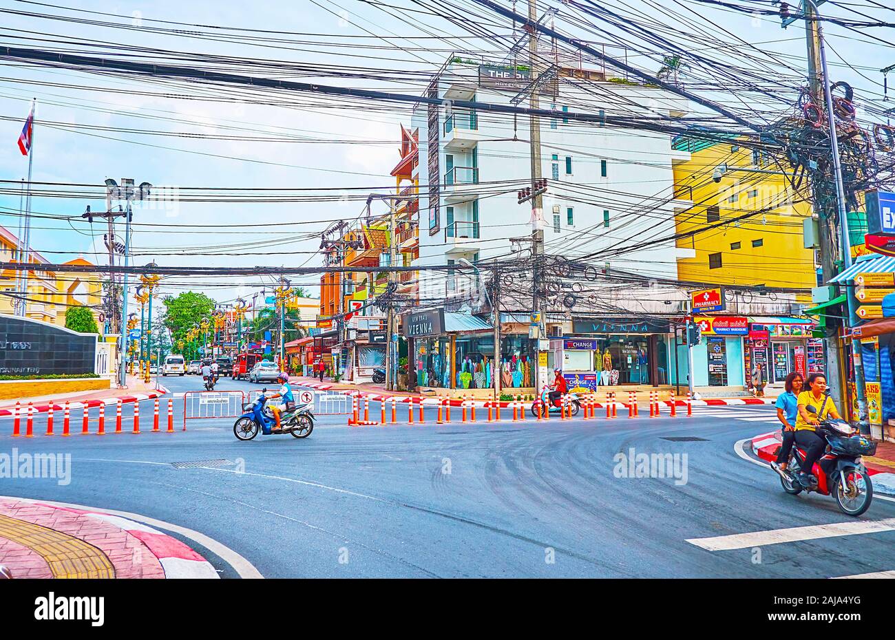 PATONG, THAÏLANDE - 30 avril 2019 : l'intersection des rues de la plage de Patong avec beaucoup d'emmêler les fils électriques au-dessus de la route, le 30 avril à Patong Banque D'Images
