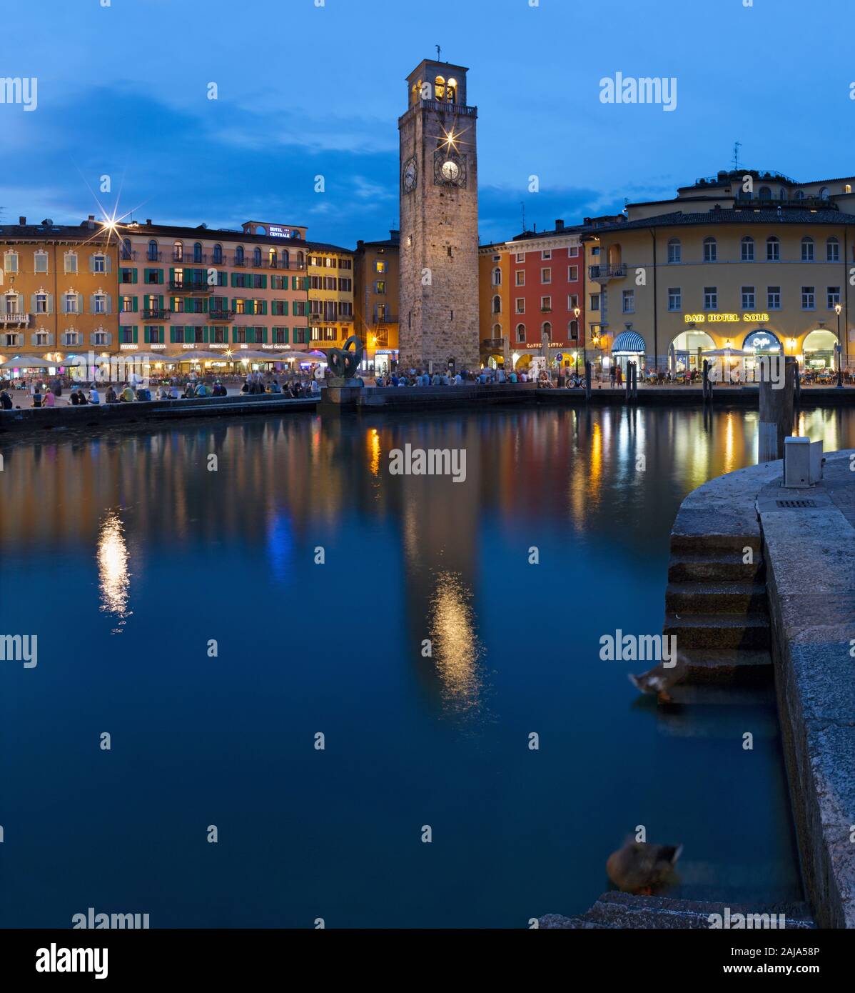 RIVA DEL GARDA, ITALIE - juin 6, 2019 : La ville de sud, avec les Alpes en arrière-plan. Banque D'Images