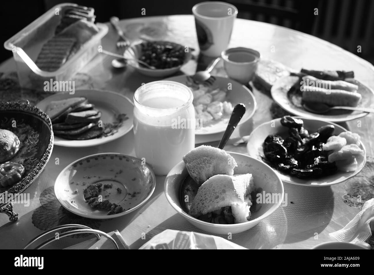 Table à manger avec des assiettes non nettoyés, et des tasses et des aliments. Banque D'Images