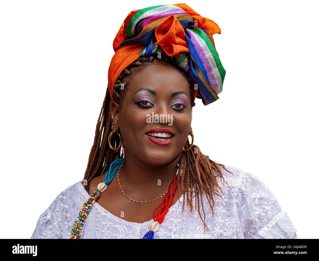 Heureuse femme brésilienne d'origine africaine habillés en costumes traditionnels Baiana, isolé sur fond blanc, Salvador da Bahia, Brésil. Banque D'Images