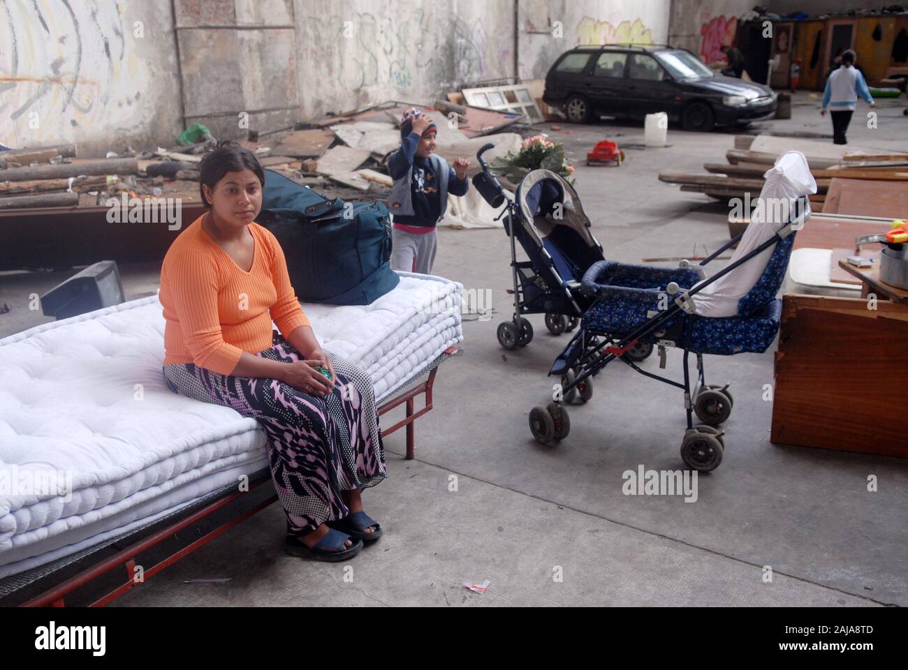 Pavie (Lombardie, Italie), les immigrants Roms roumains occupent illégalement l'ancienne usine abandonnée de la SNIA Viscosa et est effacé par la suite par la police. Banque D'Images