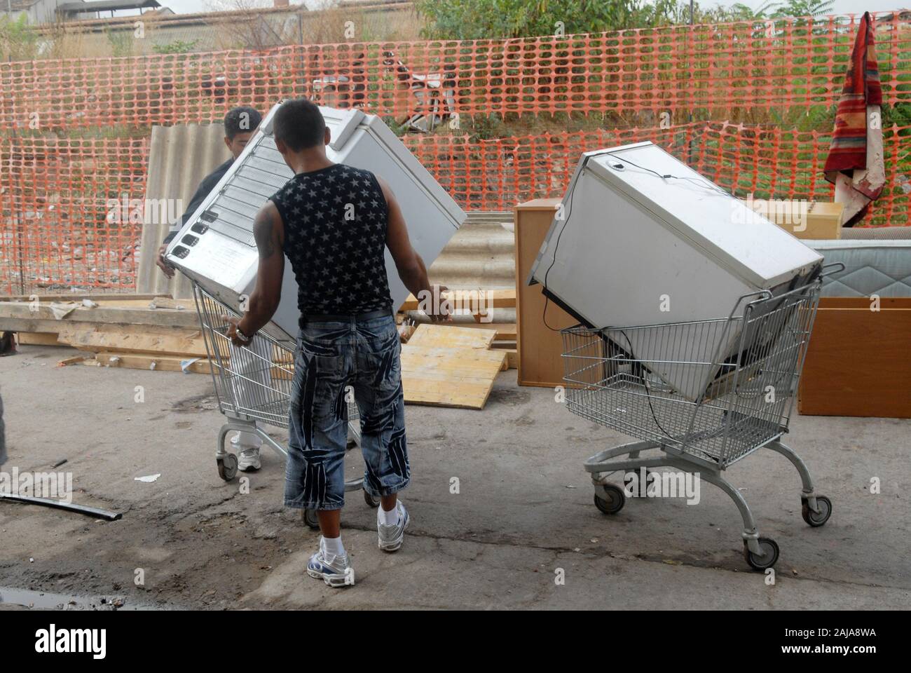 Pavie (Lombardie, Italie), les immigrants Roms roumains occupent illégalement l'ancienne usine abandonnée de la SNIA Viscosa et est effacé par la suite par la police. Banque D'Images