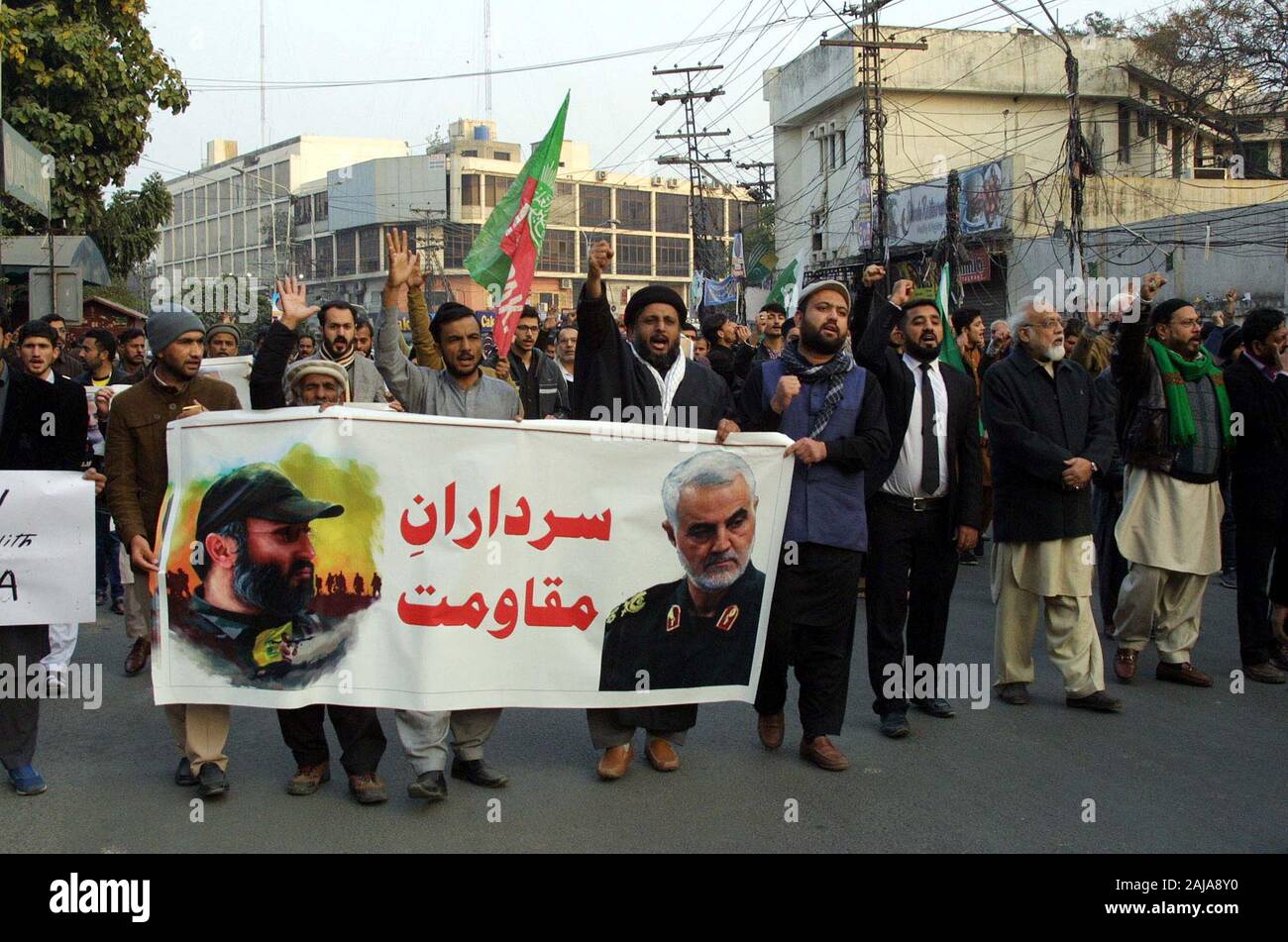 Les membres de l'Organisation des étudiants Imamia (ISO) sont maintenant manifestation de protestation contre le meurtre du major-général iranien Qassim Suleimani dans une attaque américaine à Bagdad, à Lahore press club le Vendredi, Janvier 03, 2020. Banque D'Images