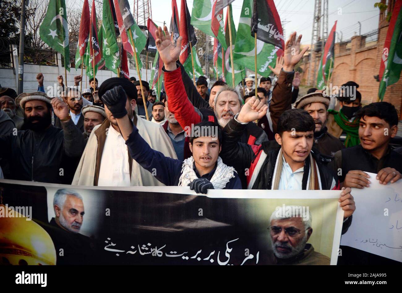 Les militants du Majlis-e Wahdat-Muslimeen (MWM) organisent manifestation de protestation contre le meurtre du major-général iranien Qassim Suleimani dans une attaque américaine à Bagdad, au press club de Peshawar le Vendredi, Janvier 03, 2020. Banque D'Images