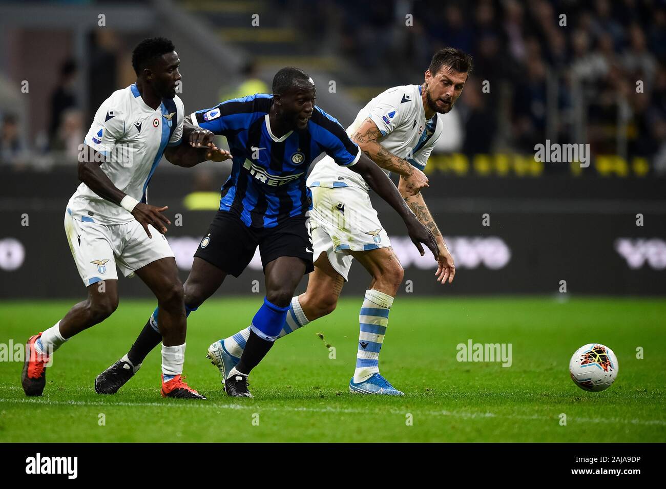 Milan, Italie. 25 Septembre, 2019 : Romelu Lukaku (C) de l'Internazionale FC est en concurrence pour le bal avec Bastos (L) et Francesco Acerbi (R) de la SS Lazio au cours de la série d'un match de football entre le FC Internazionale et SS Lazio. Internazionale FC a gagné 1-0 sur SS Lazio. Credit : Nicolò Campo/Alamy Live News Banque D'Images