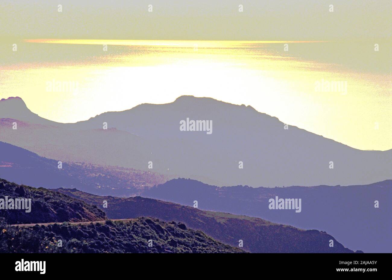 Vue sur la mer et coucher de soleil sur les collines du nord de la Corse près de Speloncato Banque D'Images