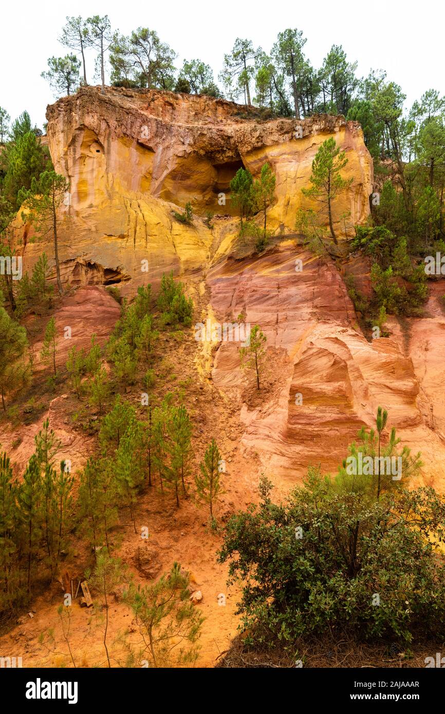 Sentier des ocres à Roussillon, Sentier des Ocres, un chemin de randonnée dans un parc naturel de la zone colorée falaises rouges et jaunes dans une ancienne carrière de pigment ocre surrou Banque D'Images