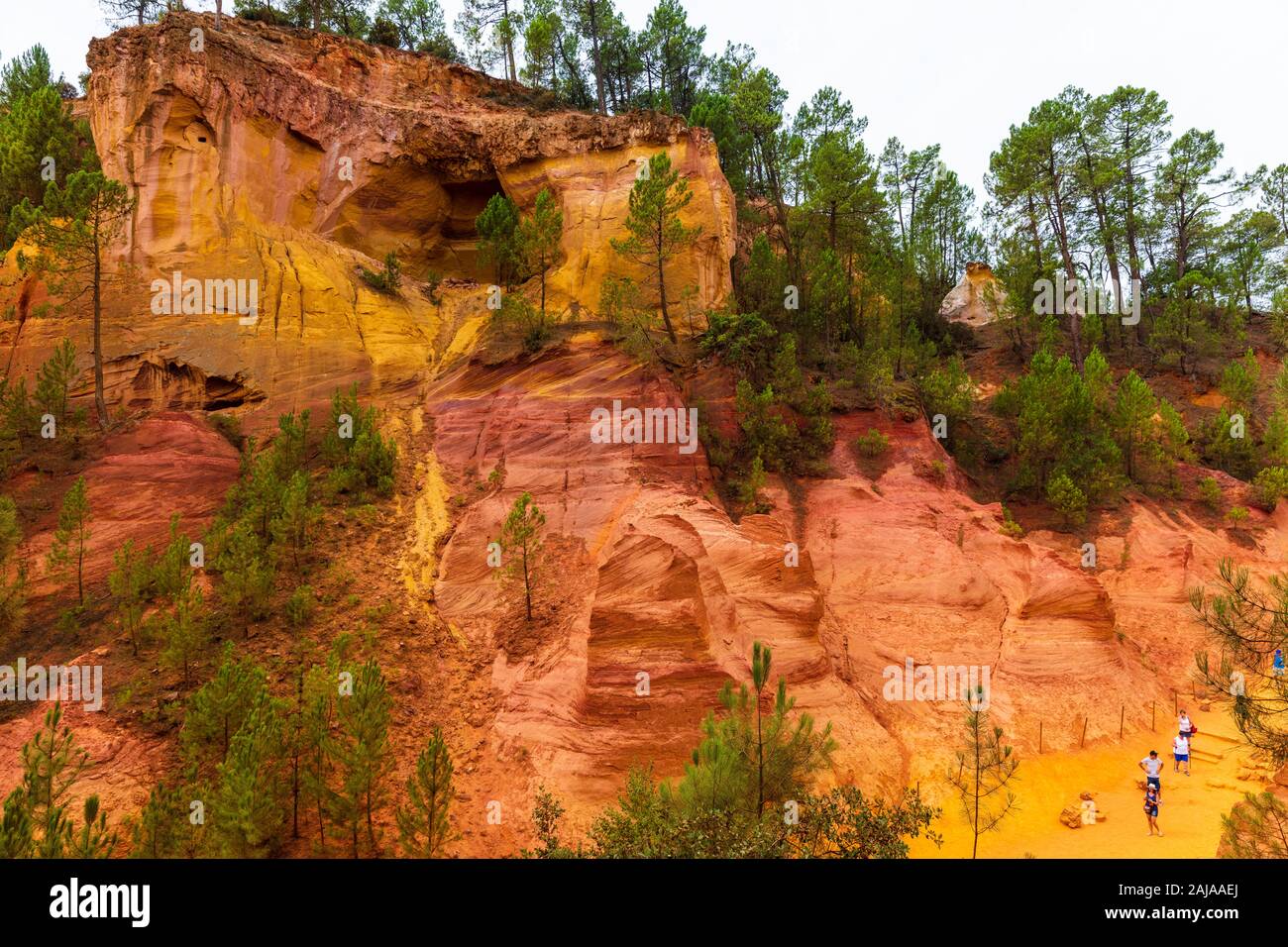 Sentier des ocres à Roussillon, Sentier des Ocres, un chemin de randonnée dans un parc naturel de la zone colorée falaises rouges et jaunes dans une ancienne carrière de pigment ocre surrou Banque D'Images