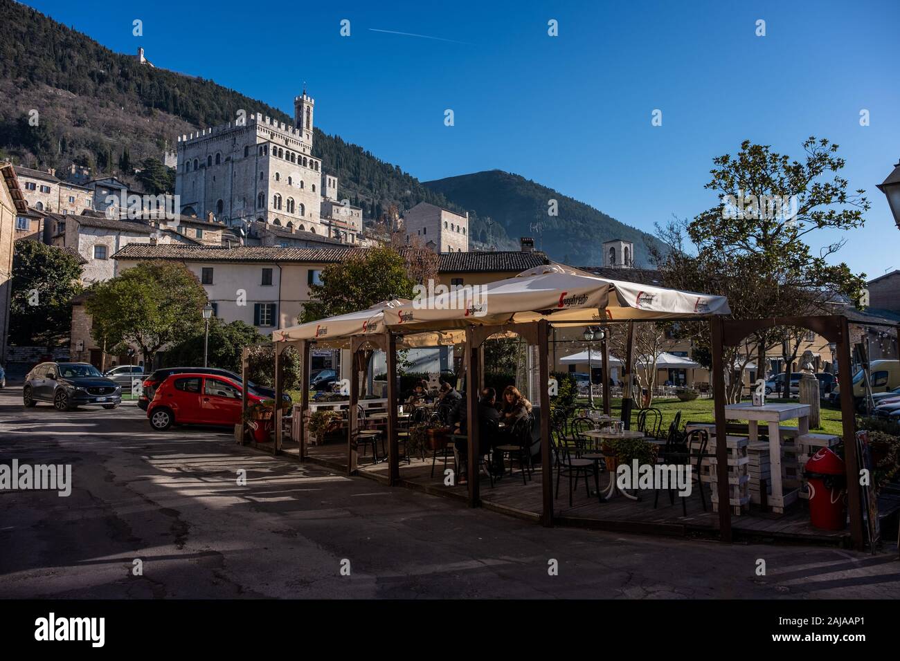 GUBBIO, ITALIE - 01 janvier 2020 : une ville médiévale en Ombrie dans la province de Pérouse, inconnus au kiosque d'un bar sur la place donnant sur Banque D'Images