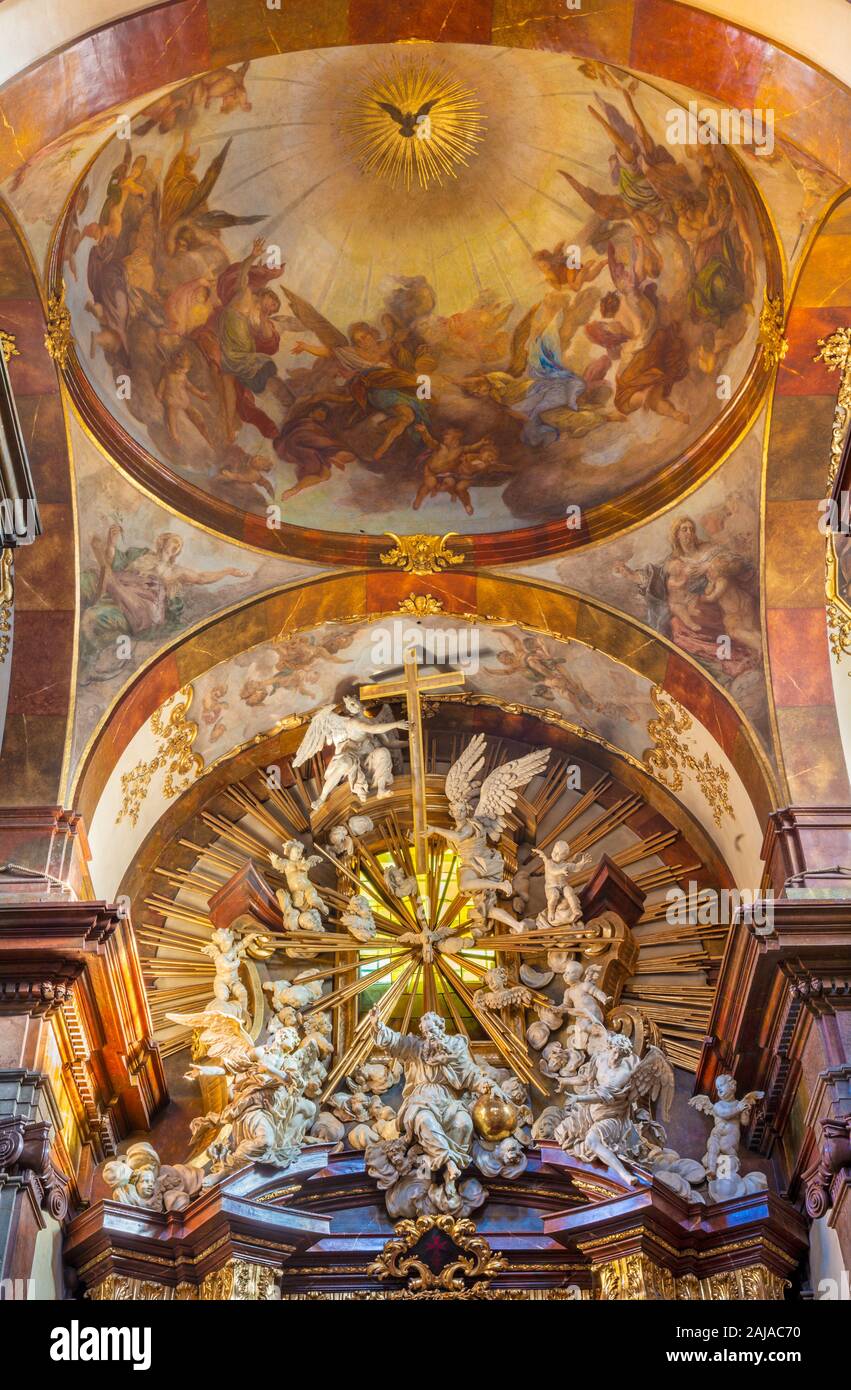 PRAGUE, RÉPUBLIQUE TCHÈQUE - le 12 octobre 2018 : la fresque au plafond de l'Esprit Saint parmi les anges dans l'église Saint François d'assise par Jan Kryštof Liška. Banque D'Images