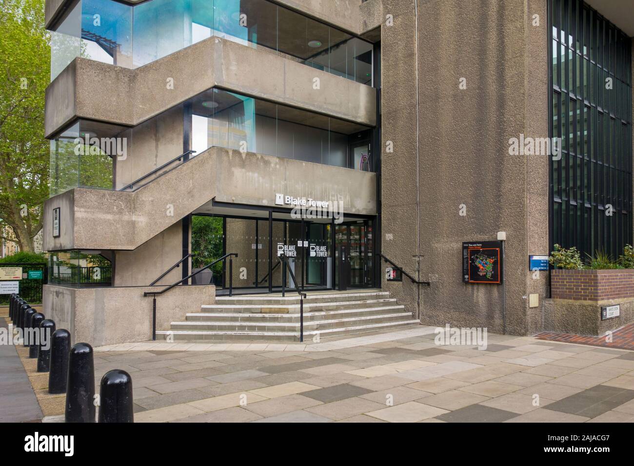 Entrée de Blake Tower, Barbican Estate, l'architecture brutaliste Londres, Royaume-Uni Banque D'Images