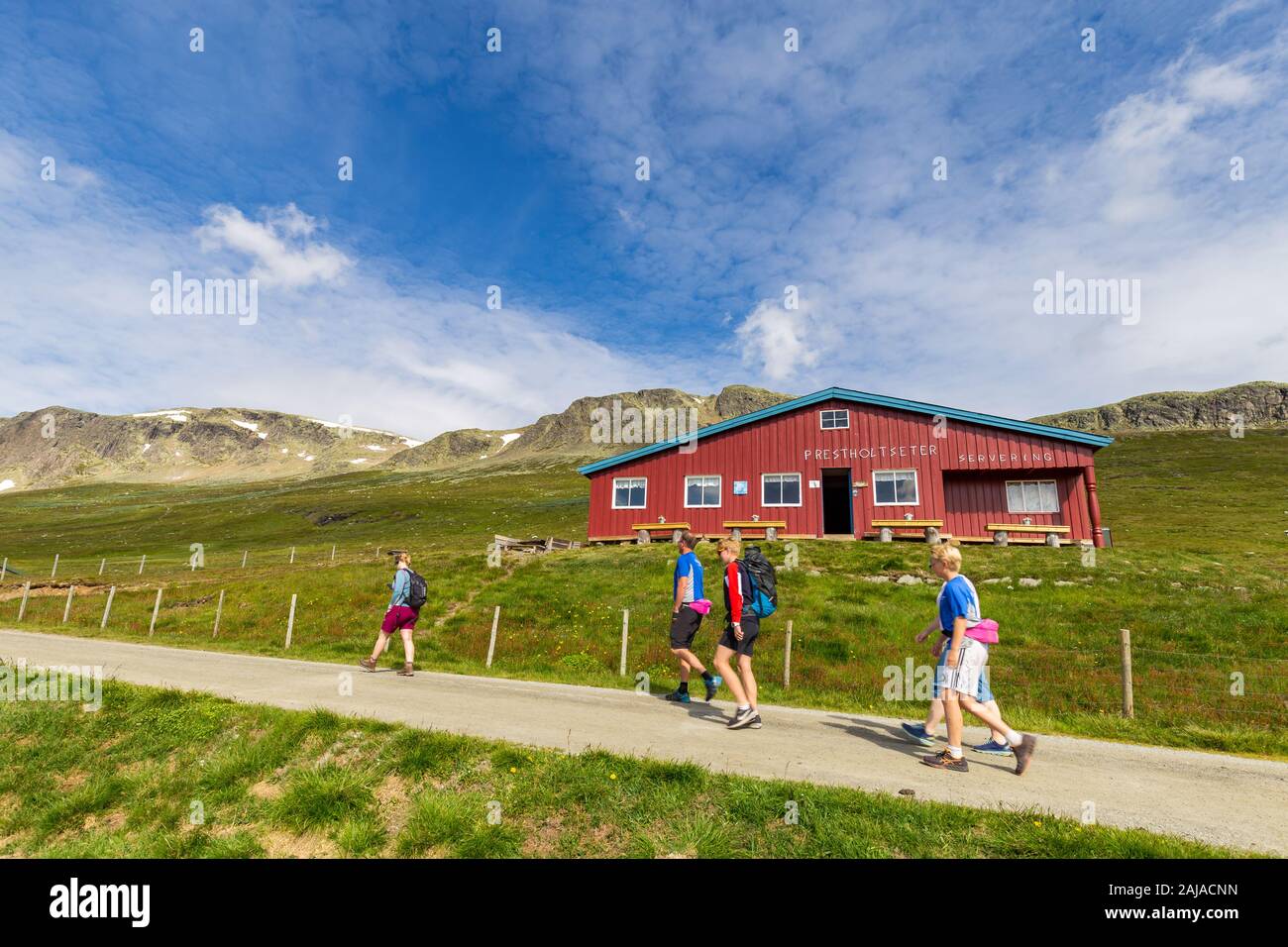 Geilo, Norvège, le 17 juillet 2019 : Les gens de marcher jusqu'à la station service Prestholtseter Hallingskarvet près de Geilo en Norvège, Scandinavie Banque D'Images