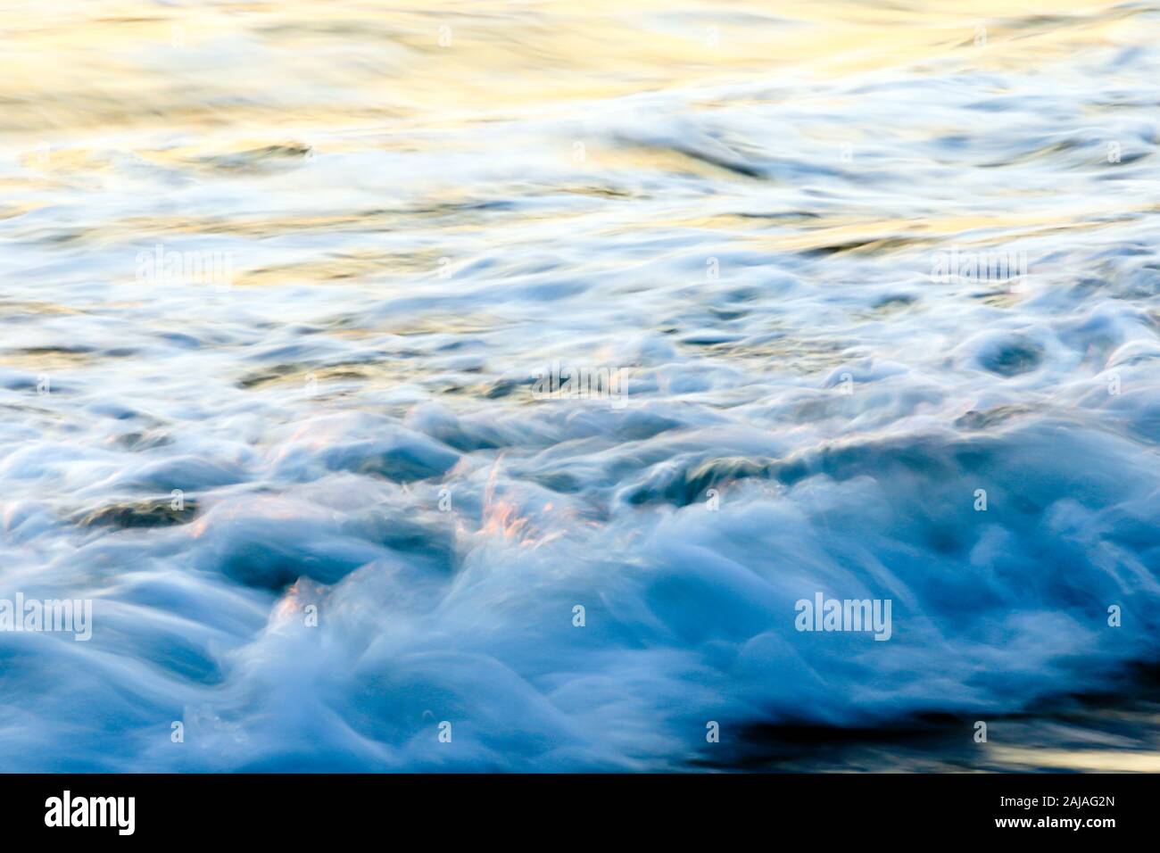 Les vagues de l'océan près du rivage au coucher du soleil. Location Playa Grande, le Costa Rica. Banque D'Images