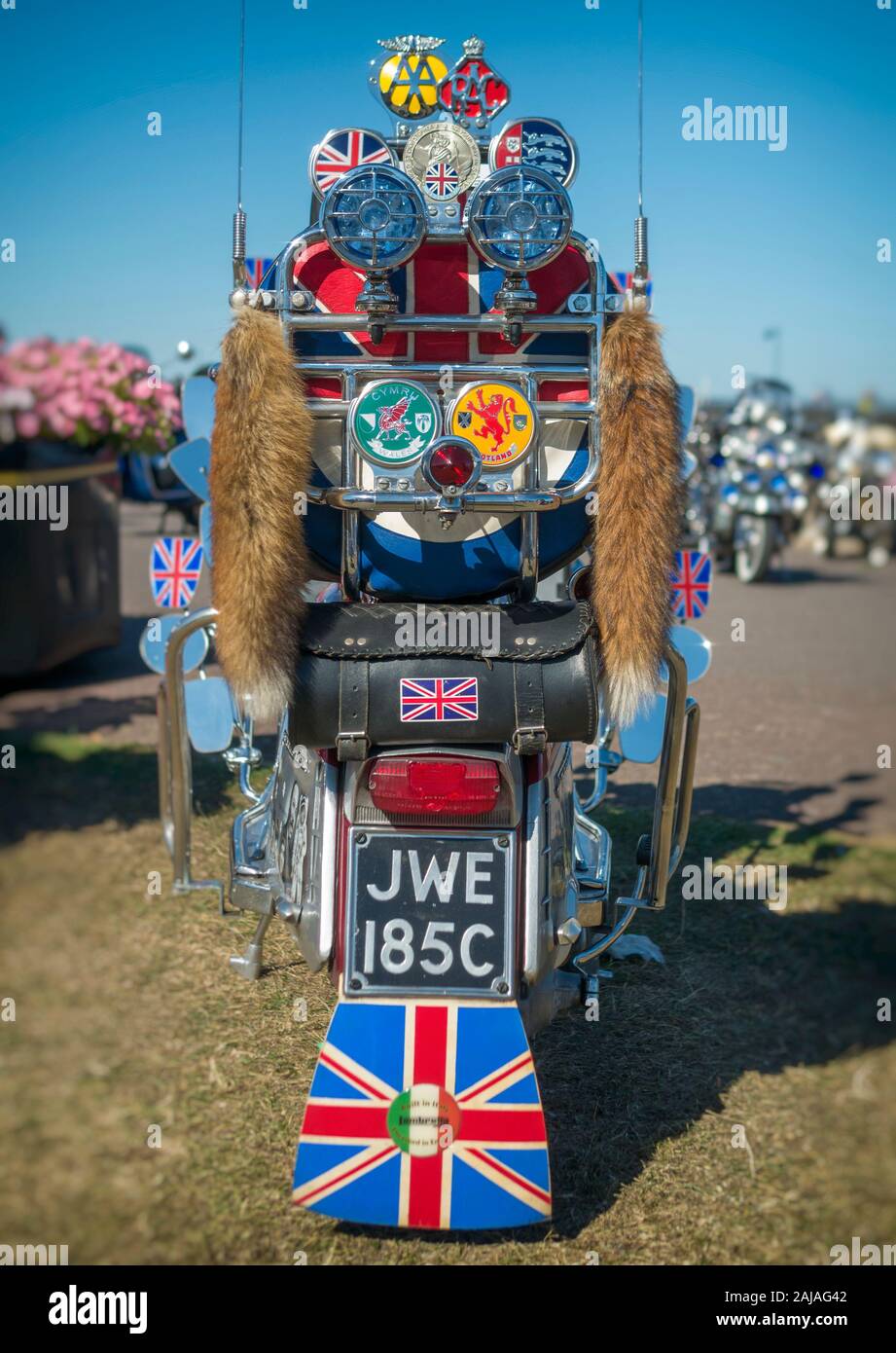 Vue arrière d'un Scooter Lambretta avec insignes et lumières Banque D'Images