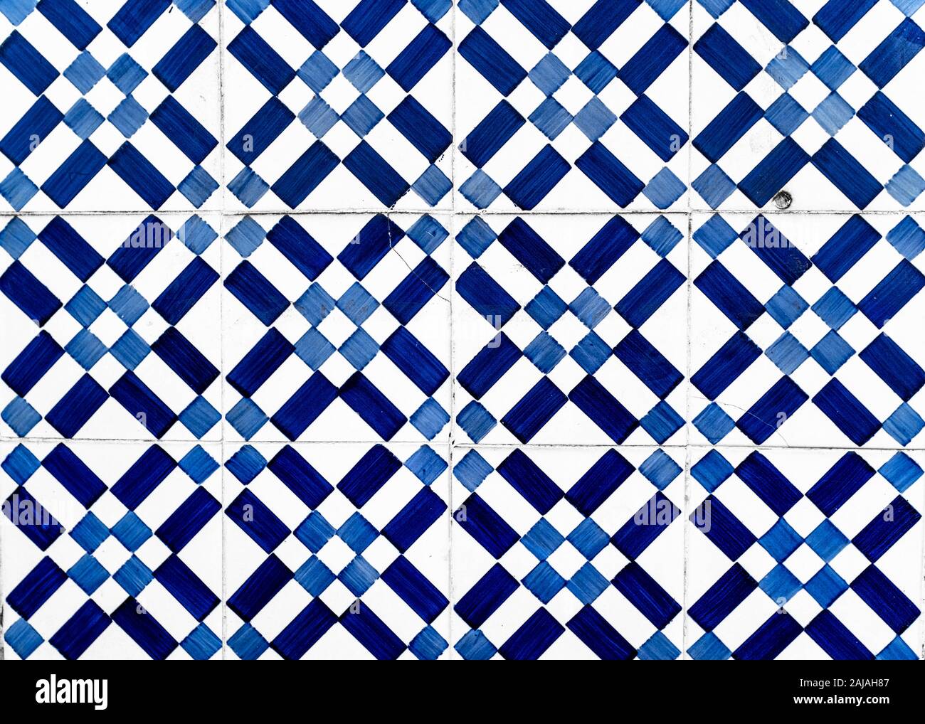 Azulejos carreaux traditionnels portugais bleu avec motif géométrique sur un fond blanc. Banque D'Images