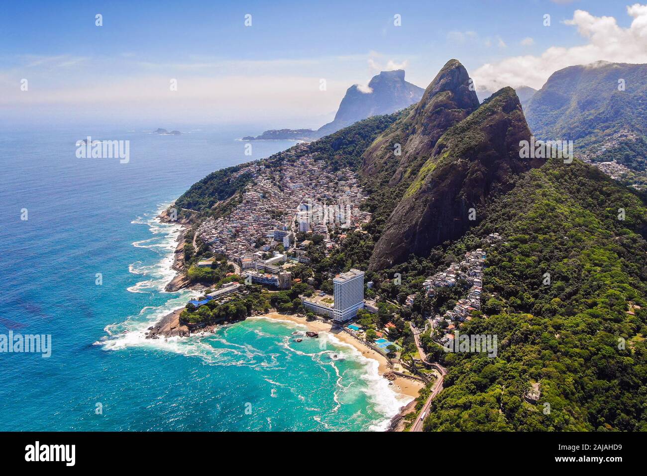 Rio de Janeiro, Brésil, vue aérienne des deux frères mountain (Portugais : Morro Dois Irmãos) et Favela Vidigal dans l'été, le jour. Banque D'Images