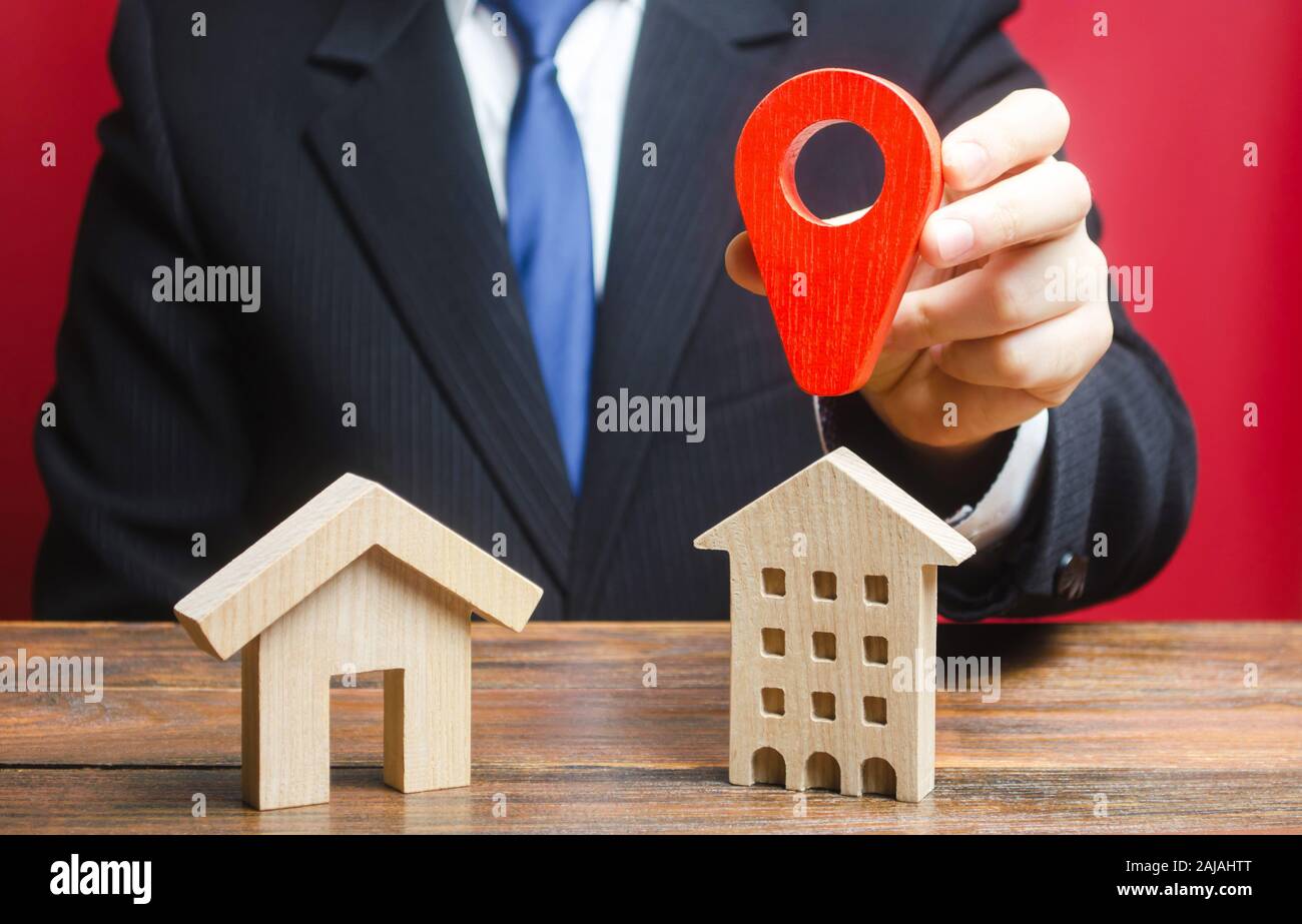 Un homme préfère choisir un bâtiment résidentiel appartement plutôt que d'une maison privée. Pratique optimale. Choix de possibilités de logement. Des tours d'buil Banque D'Images