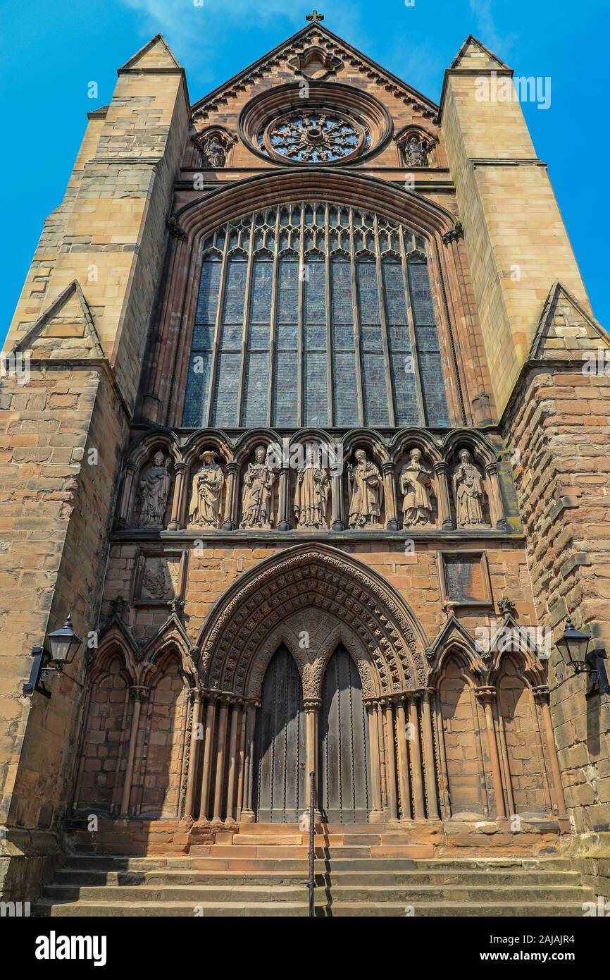 L'entrée sud de la cathédrale de Lichfield, Lichfield, Staffordshire, Angleterre, Royaume-Uni Banque D'Images