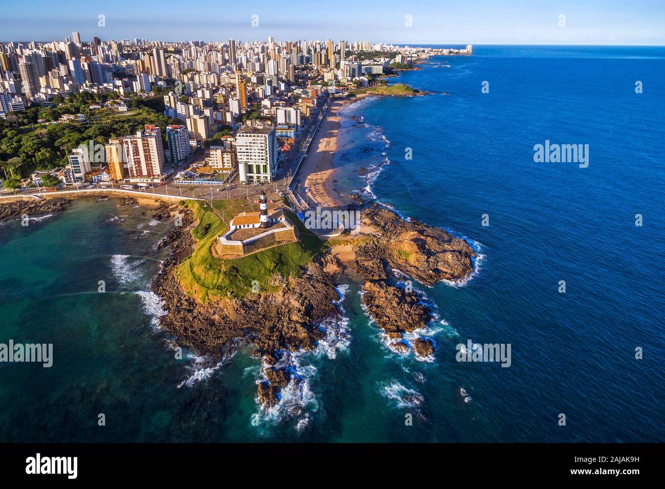 Vue aérienne de Farol da Barra et Salvador da Bahia paysage urbain, l'Etat de Bahia, dans le nord-est du Brésil. Banque D'Images