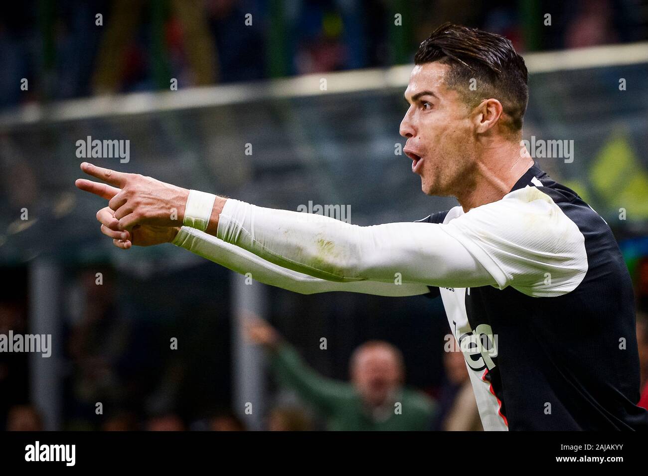 Milan, Italie. 6 octobre, 2019 : Cristiano Ronaldo de la Juventus FC célèbre après avoir marqué un but qui a été refusé plus tard au cours de la série d'un match de football entre l'Internazionale FC et la Juventus. La Juventus a gagné 2-1 sur le FC Internazionale. Credit : Nicolò Campo/Alamy Live News Banque D'Images