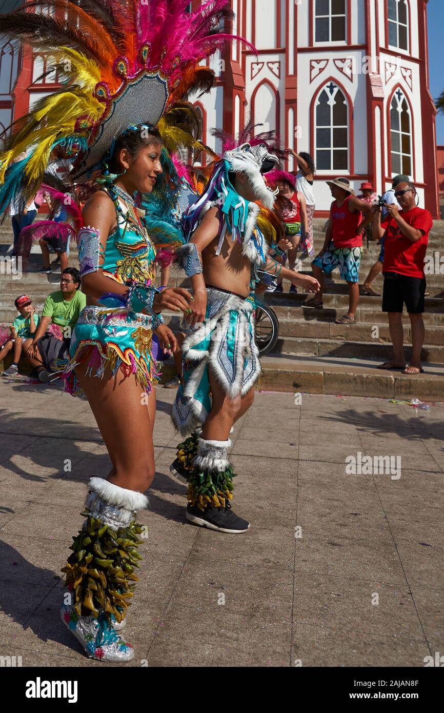 Femme membre d'un groupe de danse de Tobas en costume orné d'effectuer au carnaval annuel Andino con la Fuerza del Sol à Arica, Chili. Banque D'Images