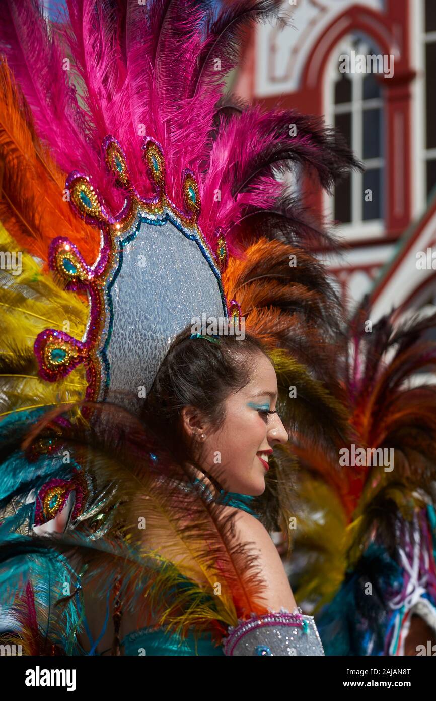 Femme membre d'un groupe de danse de Tobas en costume orné d'effectuer au carnaval annuel Andino con la Fuerza del Sol à Arica, Chili. Banque D'Images