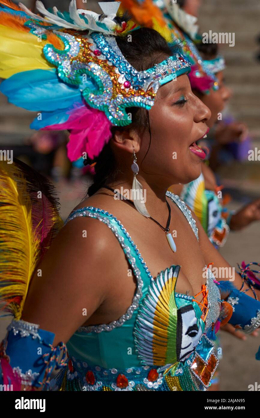 Femme membre d'un groupe de danse de Tobas en costume orné d'effectuer au carnaval annuel Andino con la Fuerza del Sol à Arica, Chili. Banque D'Images