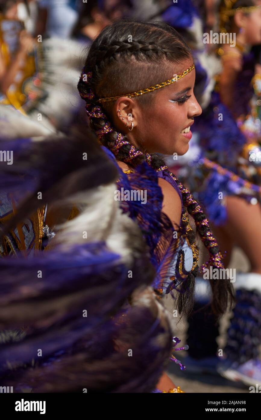 Femme membre d'un groupe de danse de Tobas en costume orné d'effectuer au carnaval annuel Andino con la Fuerza del Sol à Arica, Chili. Banque D'Images