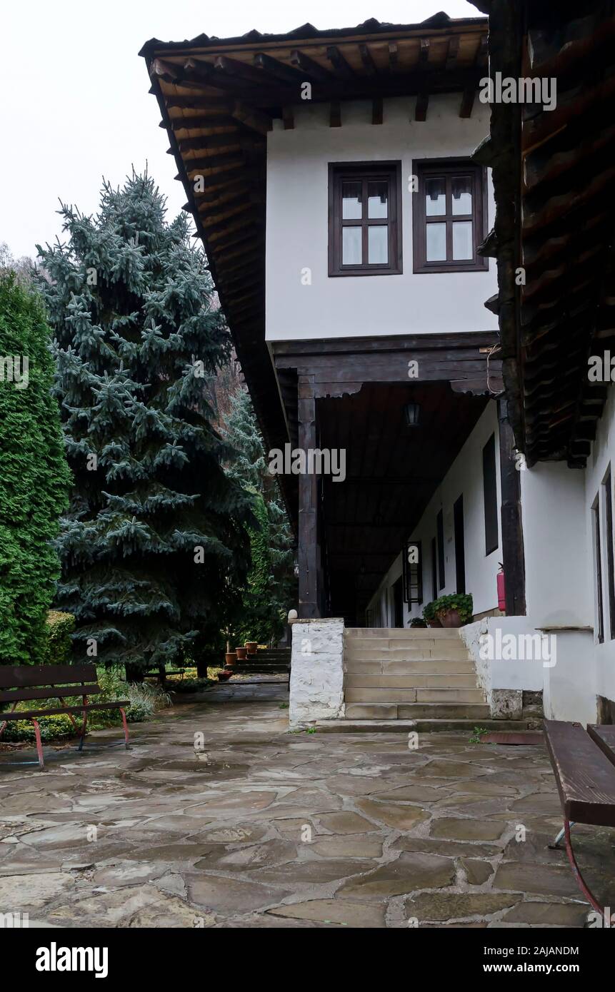 Fragment de l'immeuble et des bâtiments administratifs du monastère de Troyan avec le style architectural de la renaissance des écoles, Oreshak Banque D'Images
