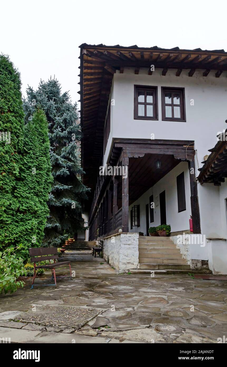 Fragment de l'immeuble et des bâtiments administratifs du monastère de Troyan avec le style architectural de la renaissance des écoles, Oreshak Banque D'Images